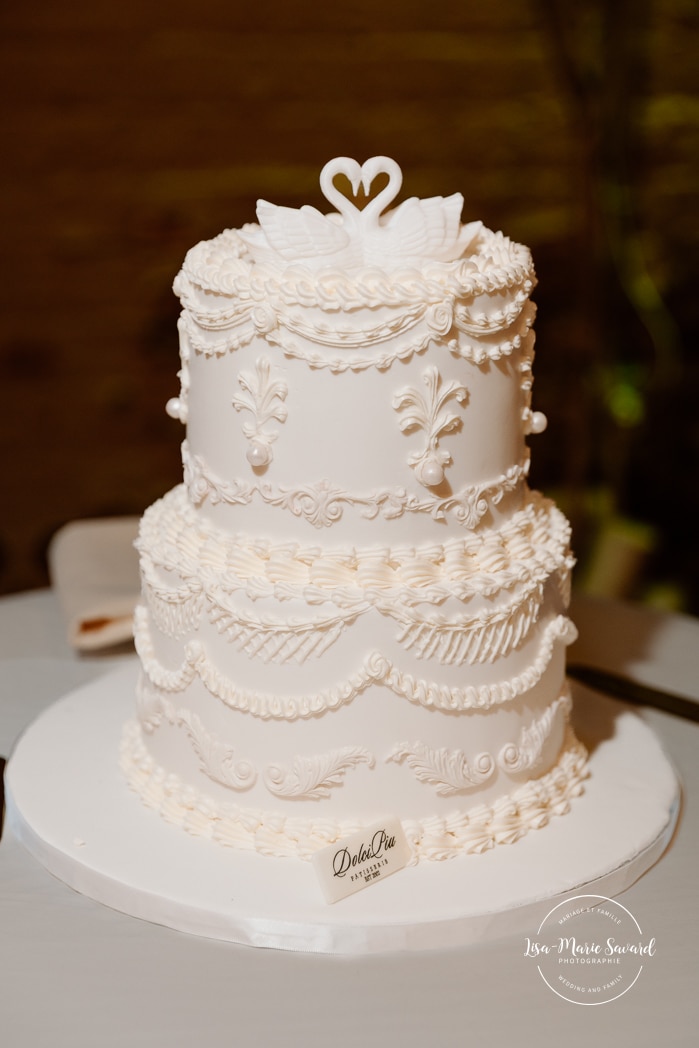 Wedding cake cutting photos. Mariage à l'Espace Canal à Montréal. Photos de mariage Canal Lachine. Photographe de mariage à Montréal. Espace Canal wedding. Montreal wedding photographer.
