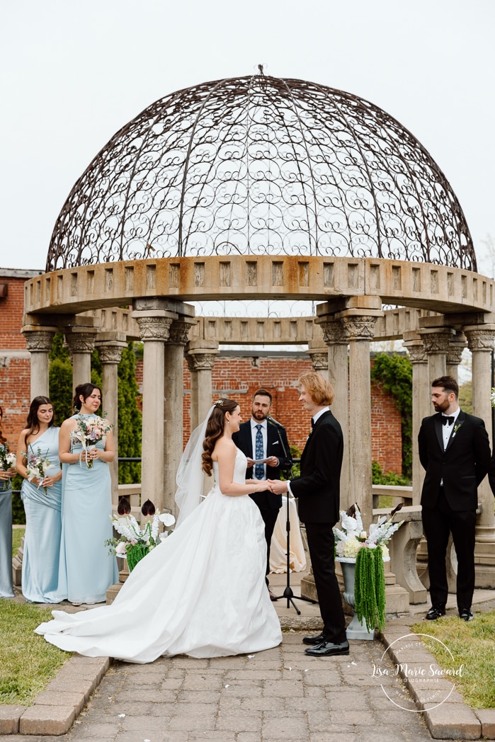 Outdoor industrial wedding ceremony. Mariage à l'Espace Canal à Montréal. L'Ambroisie et Espace Canal. Photographe de mariage à Montréal. Espace Canal wedding. Montreal wedding photographer.