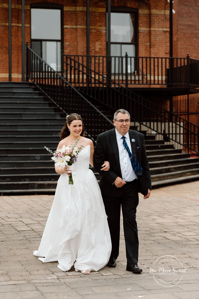 Outdoor industrial wedding ceremony. Mariage à l'Espace Canal à Montréal. L'Ambroisie et Espace Canal. Photographe de mariage à Montréal. Espace Canal wedding. Montreal wedding photographer.