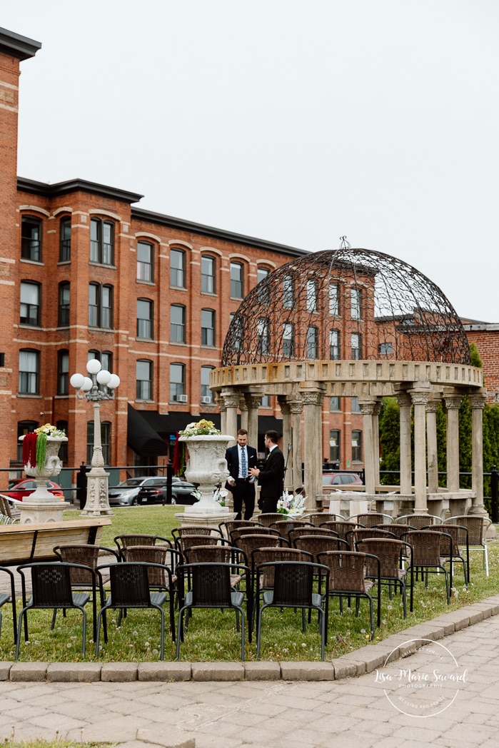 Outdoor industrial wedding ceremony. Mariage à l'Espace Canal à Montréal. L'Ambroisie et Espace Canal. Photographe de mariage à Montréal. Espace Canal wedding. Montreal wedding photographer.