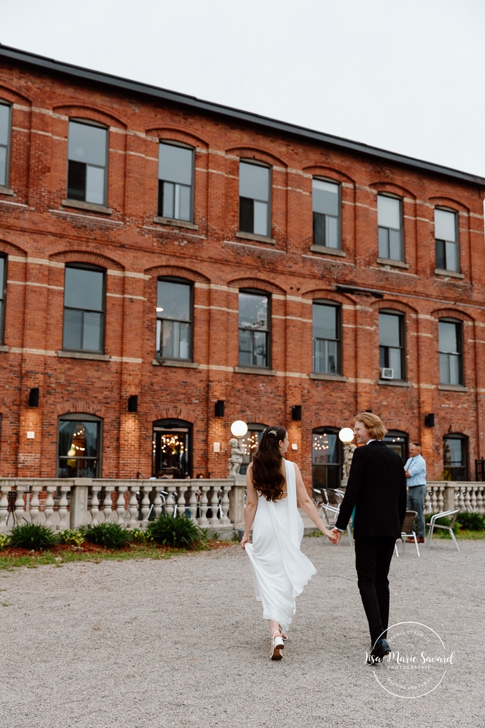 Urban wedding photos. Brick wall wedding photos. Mariage à l'Espace Canal à Montréal. Photos de mariage Canal Lachine. Photographe de mariage à Montréal. Espace Canal wedding. Montreal wedding photographer.