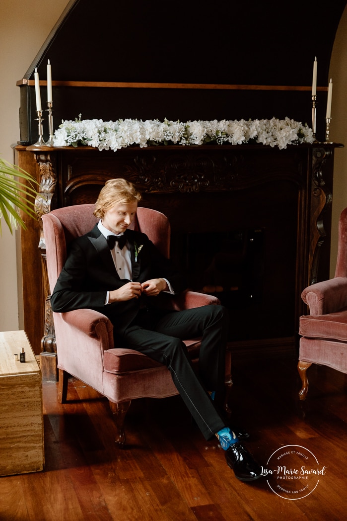 Groom flat lay. Groom getting ready with groomsmen at reception venue. Mariage à l'Espace Canal à Montréal. L'Ambroisie et Espace Canal. Photographe de mariage à Montréal. Espace Canal wedding. Montreal wedding photographer.