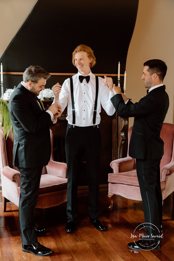 Groom flat lay. Groom getting ready with groomsmen at reception venue. Mariage à l'Espace Canal à Montréal. L'Ambroisie et Espace Canal. Photographe de mariage à Montréal. Espace Canal wedding. Montreal wedding photographer.
