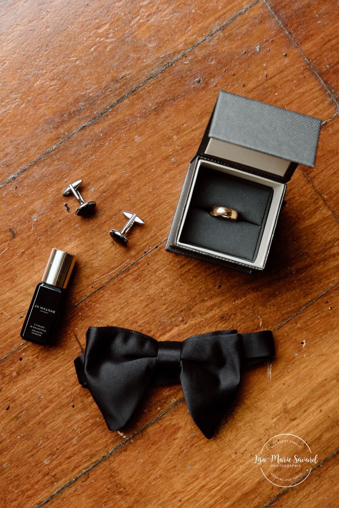 Groom flat lay. Groom getting ready with groomsmen at reception venue. Mariage à l'Espace Canal à Montréal. L'Ambroisie et Espace Canal. Photographe de mariage à Montréal. Espace Canal wedding. Montreal wedding photographer.