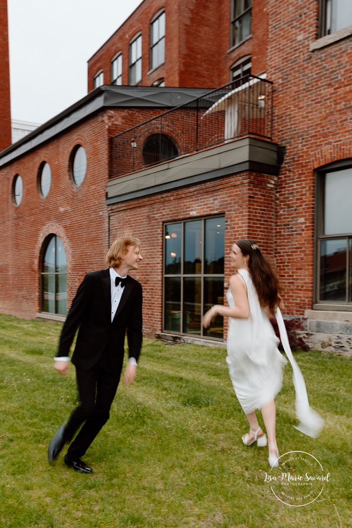 Urban wedding photos. Motion blur wedding photos. Mariage à l'Espace Canal à Montréal. Photos de mariage Canal Lachine. Photographe de mariage à Montréal. Espace Canal wedding. Montreal wedding photographer.