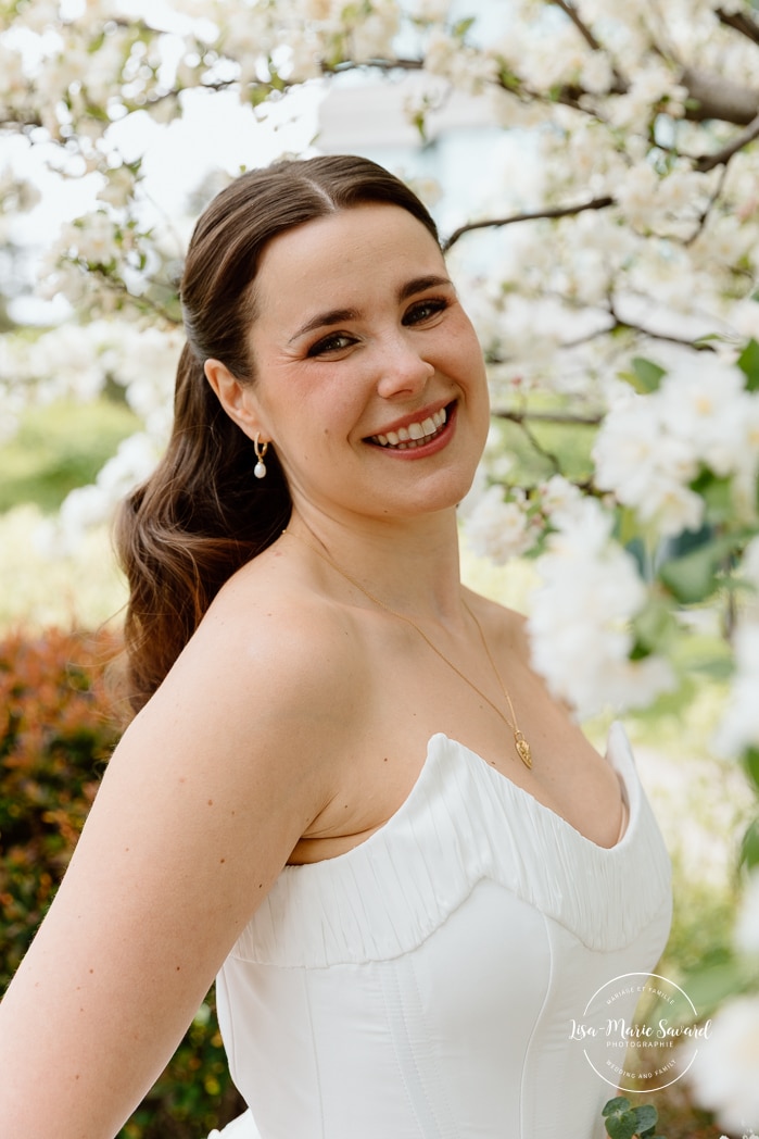 Bride and bridesmaids photos with blooming trees. Mariage à l'Espace Canal à Montréal. L'Ambroisie et Espace Canal. Photographe de mariage à Montréal. Espace Canal wedding. Montreal wedding photographer.