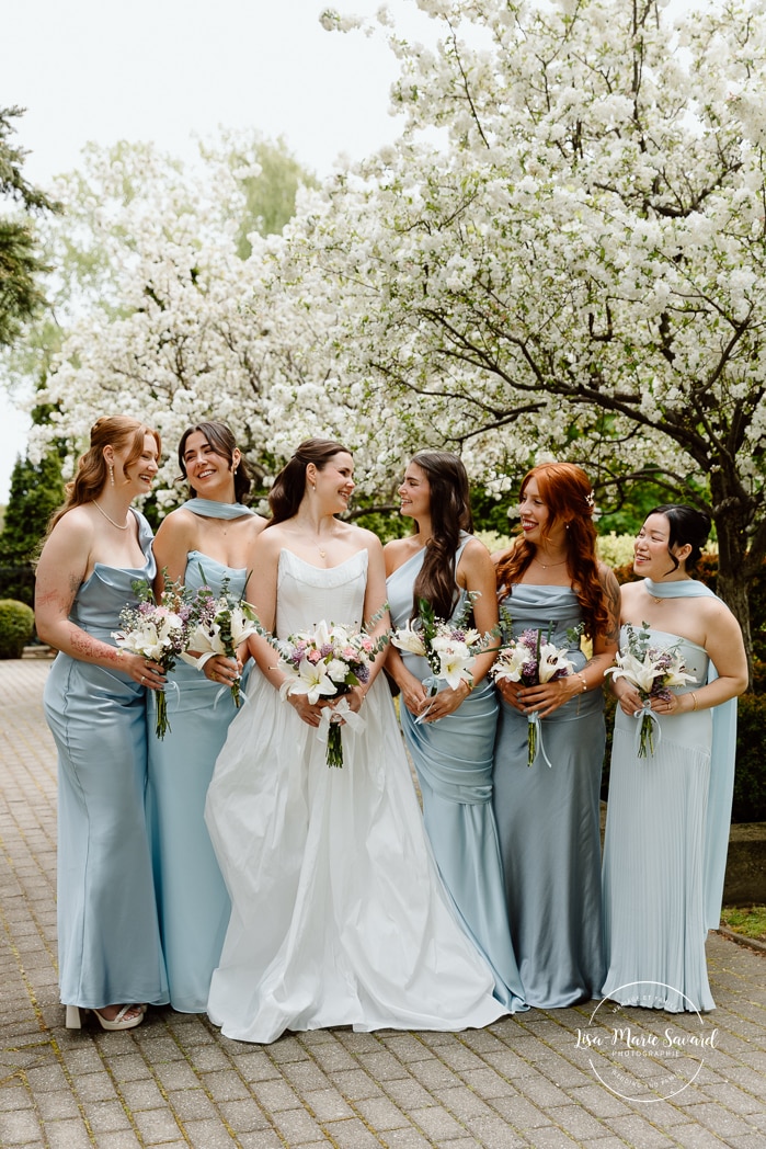 Bride and bridesmaids photos with blooming trees. Mariage à l'Espace Canal à Montréal. L'Ambroisie et Espace Canal. Photographe de mariage à Montréal. Espace Canal wedding. Montreal wedding photographer.