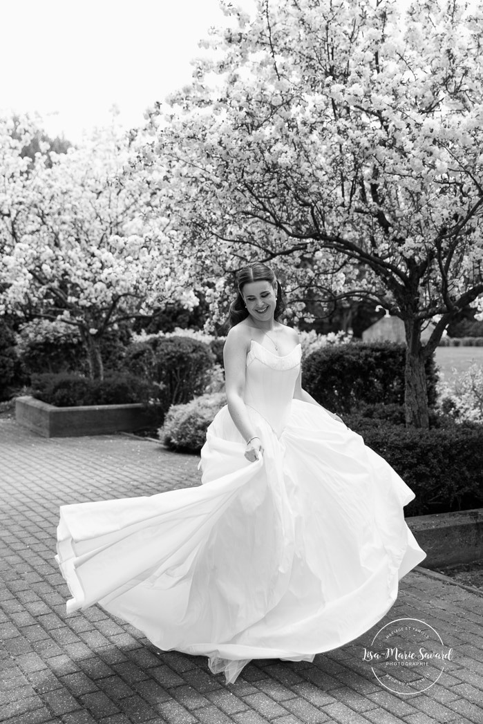 Bride and bridesmaids photos with blooming trees. Mariage à l'Espace Canal à Montréal. L'Ambroisie et Espace Canal. Photographe de mariage à Montréal. Espace Canal wedding. Montreal wedding photographer.