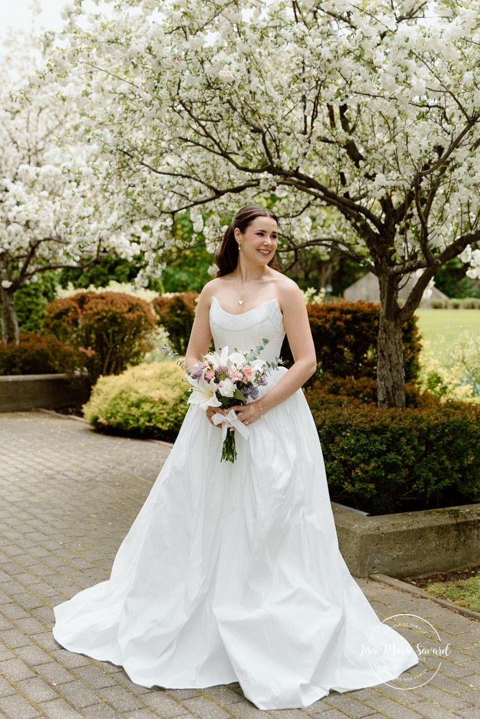 Bride and bridesmaids photos with blooming trees. Mariage à l'Espace Canal à Montréal. L'Ambroisie et Espace Canal. Photographe de mariage à Montréal. Espace Canal wedding. Montreal wedding photographer.