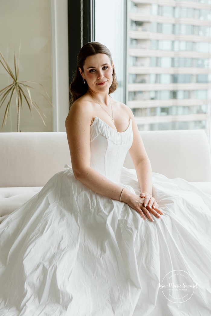 Bride getting ready with bridesmaids in condo. Mariage à l'Espace Canal à Montréal. L'Ambroisie et Espace Canal. Photographe de mariage à Montréal. Espace Canal wedding. Montreal wedding photographer.
