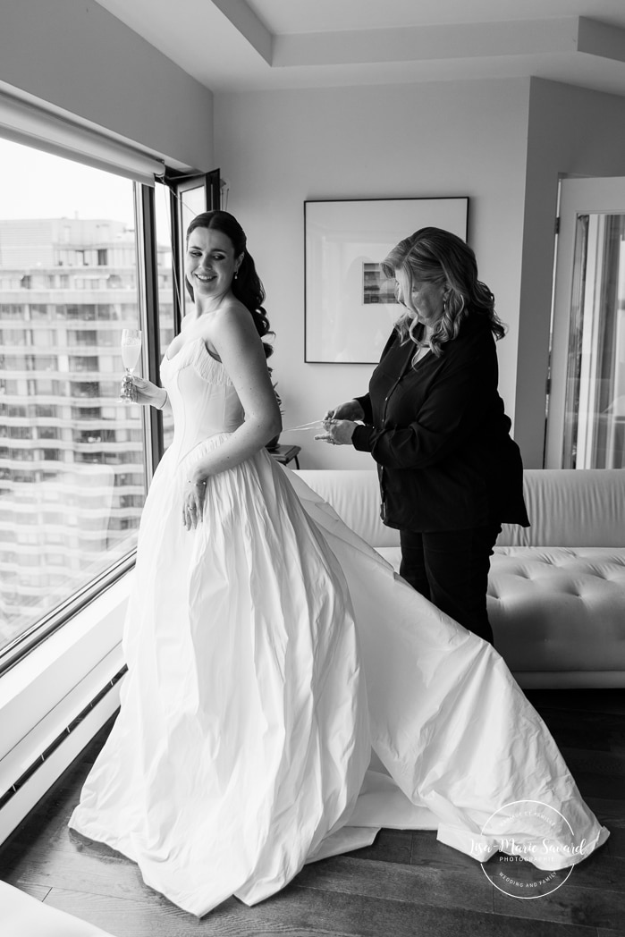 Bride getting ready with bridesmaids in condo. Mariage à l'Espace Canal à Montréal. L'Ambroisie et Espace Canal. Photographe de mariage à Montréal. Espace Canal wedding. Montreal wedding photographer.