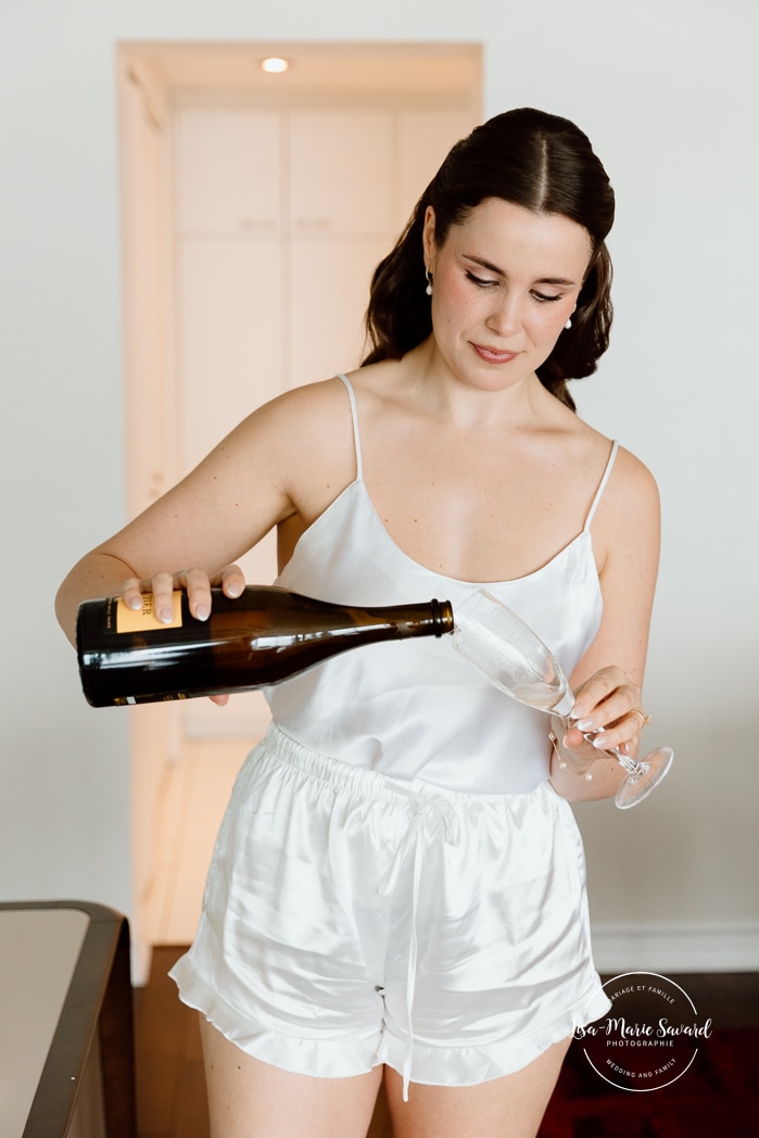 Bride getting ready with bridesmaids in condo. Mariage à l'Espace Canal à Montréal. L'Ambroisie et Espace Canal. Photographe de mariage à Montréal. Espace Canal wedding. Montreal wedding photographer.