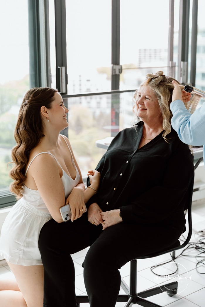 Bride getting ready with bridesmaids in condo. Mariage à l'Espace Canal à Montréal. L'Ambroisie et Espace Canal. Photographe de mariage à Montréal. Espace Canal wedding. Montreal wedding photographer.