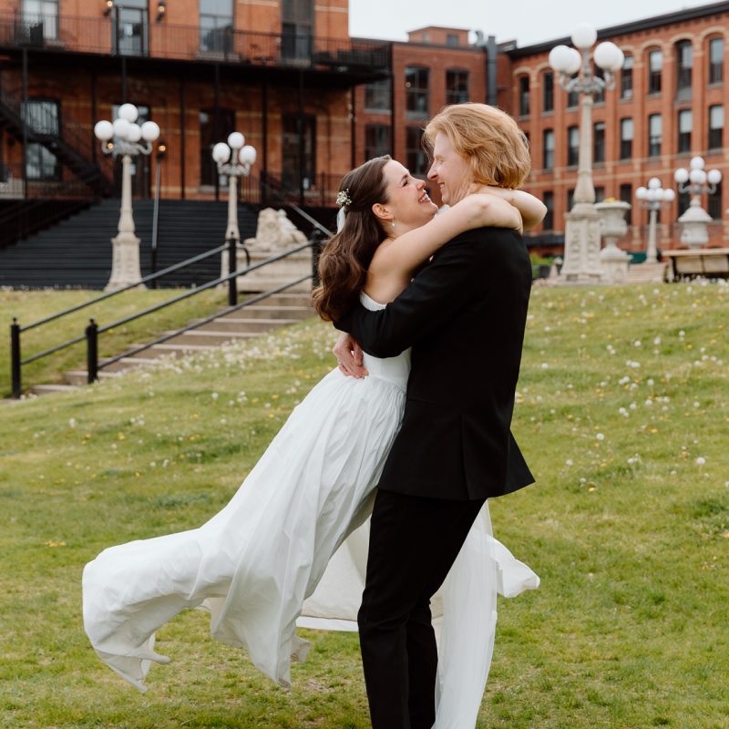Urban wedding photos. Mariage à l'Espace Canal à Montréal. Photos de mariage Canal Lachine. Photographe de mariage à Montréal. Espace Canal wedding. Montreal wedding photographer.