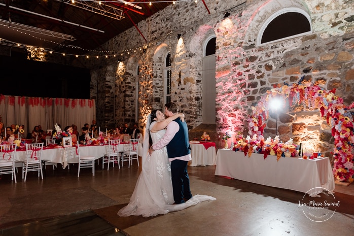 Wedding party inside old factory. Photographe de mariage au Saguenay. Photographe Saguenay-Lac-Saint-Jean. Mariage Pulperie de Chicoutimi. Bâtiment 1912. Saguenay wedding photographer.