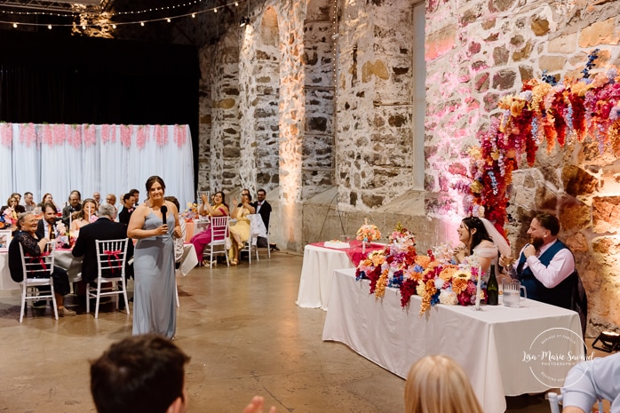 Wedding reception inside old mill. Photographe de mariage au Saguenay. Photographe Saguenay-Lac-Saint-Jean. Mariage Pulperie de Chicoutimi. Bâtiment 1912. Saguenay wedding photographer.