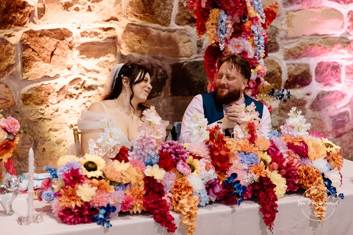 Wedding reception inside old mill. Photographe de mariage au Saguenay. Photographe Saguenay-Lac-Saint-Jean. Mariage Pulperie de Chicoutimi. Bâtiment 1912. Saguenay wedding photographer.