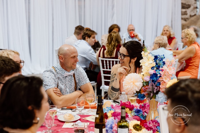 Wedding reception inside old mill. Photographe de mariage au Saguenay. Photographe Saguenay-Lac-Saint-Jean. Mariage Pulperie de Chicoutimi. Bâtiment 1912. Saguenay wedding photographer.