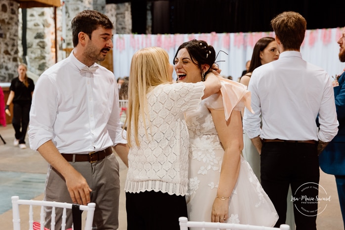 Wedding reception inside old mill. Photographe de mariage au Saguenay. Photographe Saguenay-Lac-Saint-Jean. Mariage Pulperie de Chicoutimi. Bâtiment 1912. Saguenay wedding photographer.