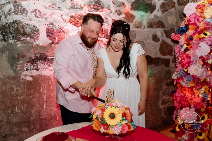 Bride and groom cutting cake. Photographe de mariage au Saguenay. Photographe Saguenay-Lac-Saint-Jean. Mariage Pulperie de Chicoutimi. Bâtiment 1912. Saguenay wedding photographer.