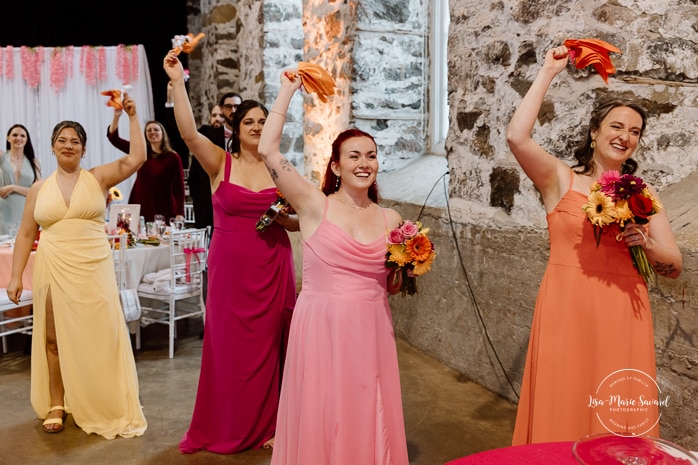 Wedding reception inside old mill. Photographe de mariage au Saguenay. Photographe Saguenay-Lac-Saint-Jean. Mariage Pulperie de Chicoutimi. Bâtiment 1912. Saguenay wedding photographer.