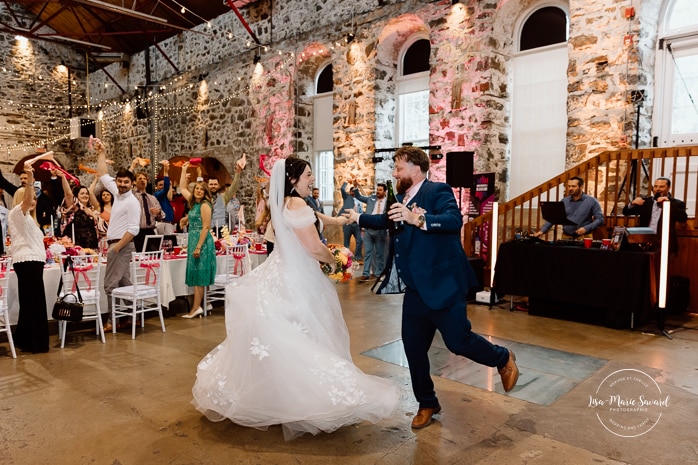Wedding reception inside old mill. Photographe de mariage au Saguenay. Photographe Saguenay-Lac-Saint-Jean. Mariage Pulperie de Chicoutimi. Bâtiment 1912. Saguenay wedding photographer.