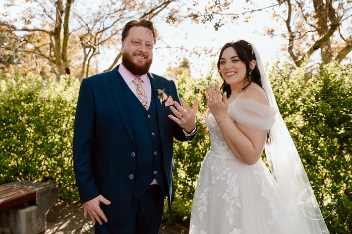 Spring wedding photos. Romantic wedding photos. Urban park wedding photos. Photographe de mariage au Saguenay. Photographe Saguenay-Lac-Saint-Jean. Vieux Port de Chicoutimi. Zone Portuaire Chicoutimi. Saguenay wedding photographer.