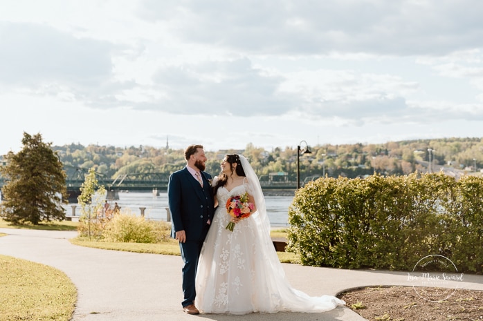 Spring wedding photos. Romantic wedding photos. Urban park wedding photos. Photographe de mariage au Saguenay. Photographe Saguenay-Lac-Saint-Jean. Vieux Port de Chicoutimi. Zone Portuaire Chicoutimi. Saguenay wedding photographer.