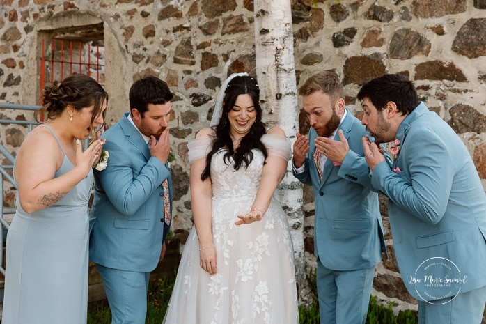 Bride and groomsmen photos. Colorful wedding palette. Photographe de mariage au Saguenay. Photographe Saguenay-Lac-Saint-Jean. Mariage Pulperie de Chicoutimi. Jardin des Vestiges. Saguenay wedding photographer.