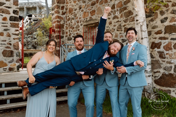 Groom and groomsmen photos. Colorful wedding palette. Photographe de mariage au Saguenay. Photographe Saguenay-Lac-Saint-Jean. Mariage Pulperie de Chicoutimi. Jardin des Vestiges. Saguenay wedding photographer.