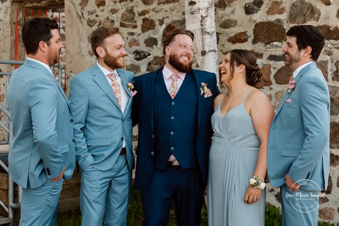 Groom and groomsmen photos. Colorful wedding palette. Photographe de mariage au Saguenay. Photographe Saguenay-Lac-Saint-Jean. Mariage Pulperie de Chicoutimi. Jardin des Vestiges. Saguenay wedding photographer.
