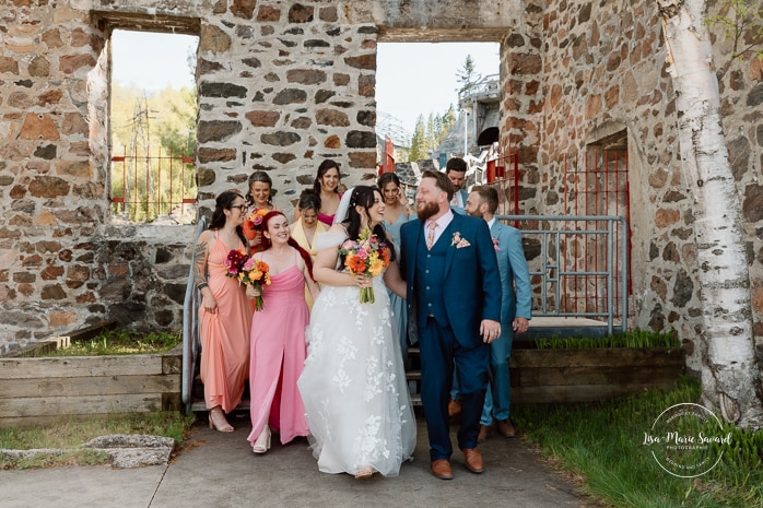 Wedding party photos with five bridesmaids five groomsmen. Colorful wedding palette. Photographe de mariage au Saguenay. Photographe Saguenay-Lac-Saint-Jean. Mariage Pulperie de Chicoutimi. Jardin des Vestiges. Saguenay wedding photographer.