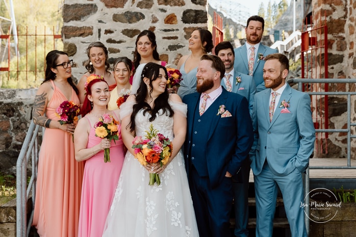 Wedding party photos with five bridesmaids five groomsmen. Colorful wedding palette. Photographe de mariage au Saguenay. Photographe Saguenay-Lac-Saint-Jean. Mariage Pulperie de Chicoutimi. Jardin des Vestiges. Saguenay wedding photographer.