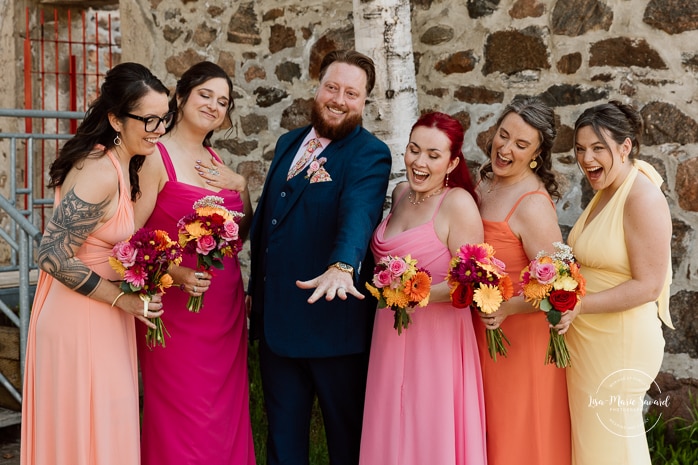 Groom and bridesmaids photos. Colorful wedding palette. Photographe de mariage au Saguenay. Photographe Saguenay-Lac-Saint-Jean. Mariage Pulperie de Chicoutimi. Jardin des Vestiges. Saguenay wedding photographer.
