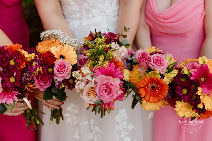 Bride and bridesmaids photos. Colorful wedding palette. Photographe de mariage au Saguenay. Photographe Saguenay-Lac-Saint-Jean. Mariage Pulperie de Chicoutimi. Jardin des Vestiges. Saguenay wedding photographer.