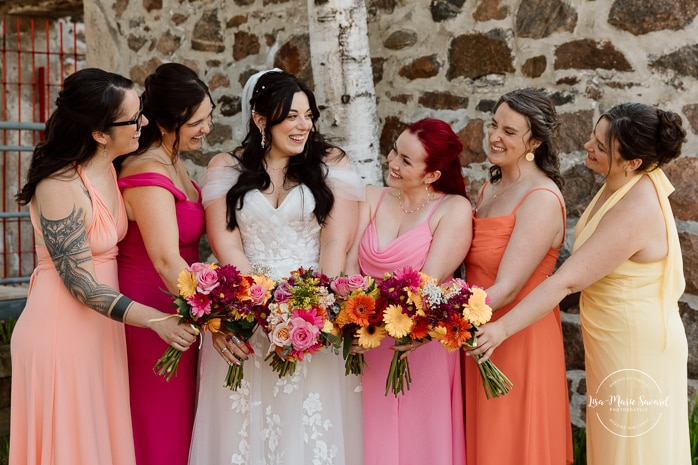 Bride and bridesmaids photos. Colorful wedding palette. Photographe de mariage au Saguenay. Photographe Saguenay-Lac-Saint-Jean. Mariage Pulperie de Chicoutimi. Jardin des Vestiges. Saguenay wedding photographer.