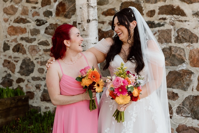 Bride and bridesmaids photos. Colorful wedding palette. Photographe de mariage au Saguenay. Photographe Saguenay-Lac-Saint-Jean. Mariage Pulperie de Chicoutimi. Jardin des Vestiges. Saguenay wedding photographer.