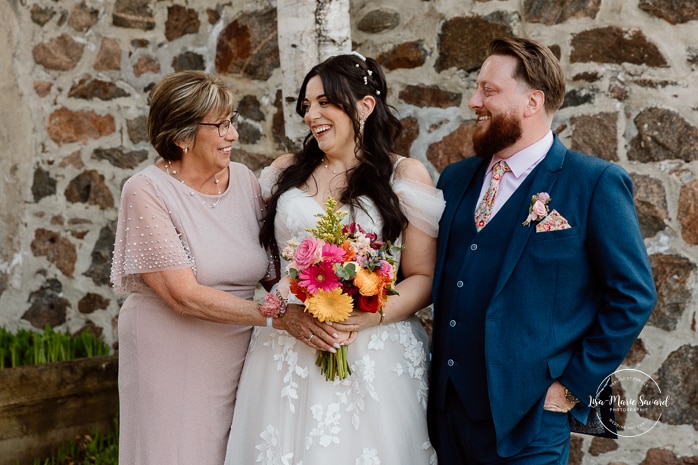 Wedding family photos with parents. Colorful wedding ideas. Photographe de mariage au Saguenay. Photographe Saguenay-Lac-Saint-Jean. Mariage Pulperie de Chicoutimi. Jardin des Vestiges. Saguenay wedding photographer.
