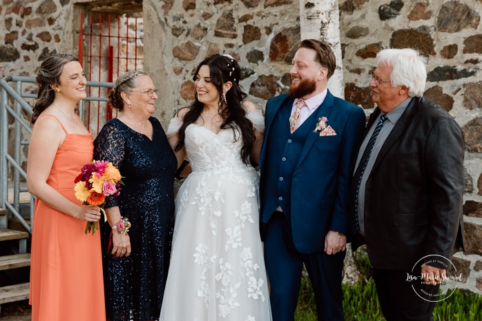 Wedding family photos with parents. Colorful wedding ideas. Photographe de mariage au Saguenay. Photographe Saguenay-Lac-Saint-Jean. Mariage Pulperie de Chicoutimi. Jardin des Vestiges. Saguenay wedding photographer.