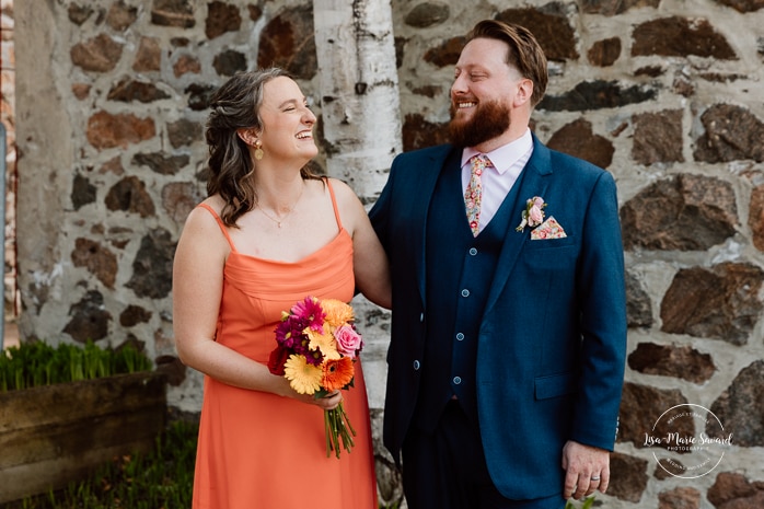 Wedding family photos with parents. Colorful wedding ideas. Photographe de mariage au Saguenay. Photographe Saguenay-Lac-Saint-Jean. Mariage Pulperie de Chicoutimi. Jardin des Vestiges. Saguenay wedding photographer.