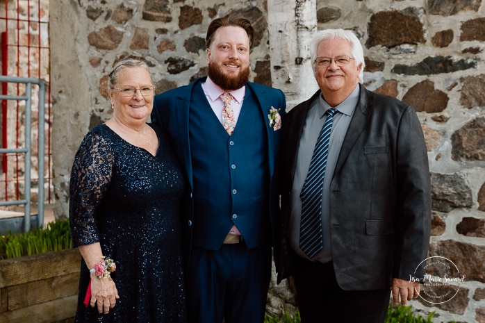 Wedding family photos with parents. Colorful wedding ideas. Photographe de mariage au Saguenay. Photographe Saguenay-Lac-Saint-Jean. Mariage Pulperie de Chicoutimi. Jardin des Vestiges. Saguenay wedding photographer.