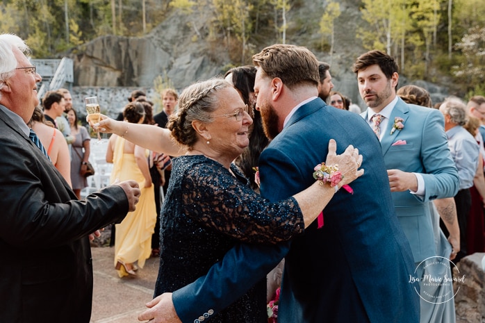Outdoor wedding ceremony with floral arch. Colorful wedding ideas. Photographe de mariage au Saguenay. Photographe Saguenay-Lac-Saint-Jean. Mariage Pulperie de Chicoutimi. Jardin des Vestiges. Bâtiment 1912. Saguenay wedding photographer.