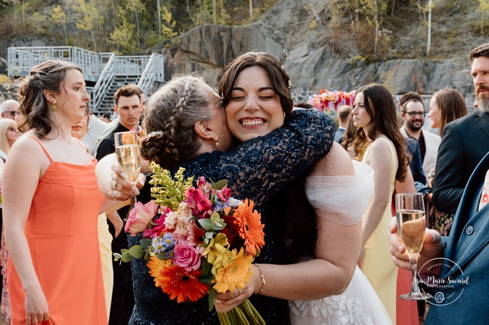 Outdoor wedding ceremony with floral arch. Colorful wedding ideas. Photographe de mariage au Saguenay. Photographe Saguenay-Lac-Saint-Jean. Mariage Pulperie de Chicoutimi. Jardin des Vestiges. Bâtiment 1912. Saguenay wedding photographer.