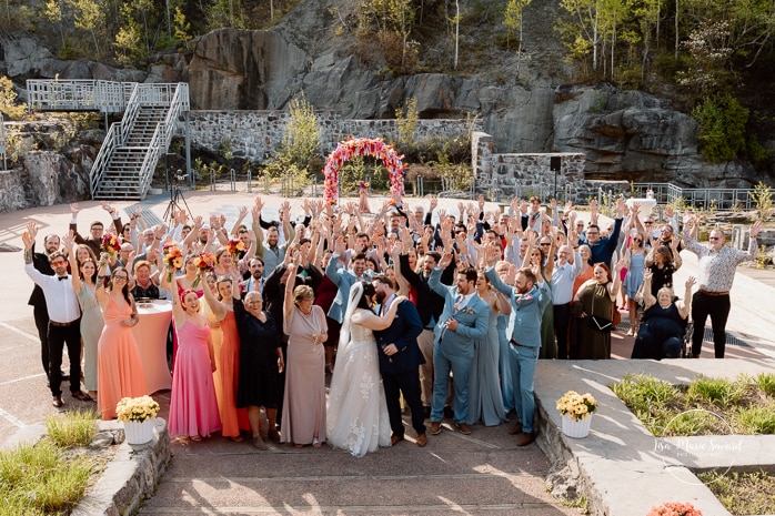 Outdoor wedding ceremony with floral arch. Colorful wedding ideas. Photographe de mariage au Saguenay. Photographe Saguenay-Lac-Saint-Jean. Mariage Pulperie de Chicoutimi. Jardin des Vestiges. Bâtiment 1912. Saguenay wedding photographer.
