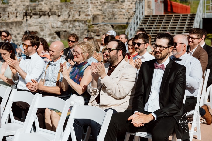 Outdoor wedding ceremony with floral arch. Colorful wedding ideas. Photographe de mariage au Saguenay. Photographe Saguenay-Lac-Saint-Jean. Mariage Pulperie de Chicoutimi. Jardin des Vestiges. Bâtiment 1912. Saguenay wedding photographer.