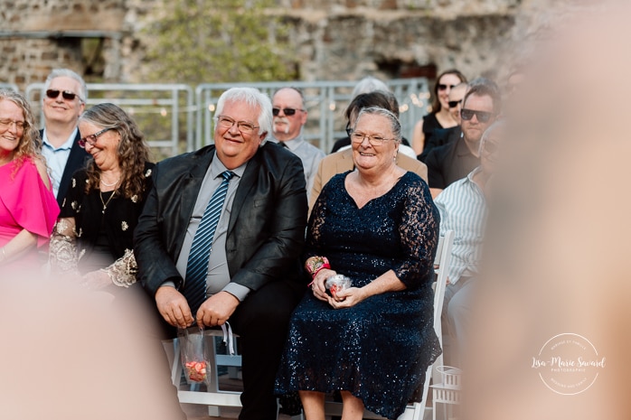 Outdoor wedding ceremony with floral arch. Colorful wedding ideas. Photographe de mariage au Saguenay. Photographe Saguenay-Lac-Saint-Jean. Mariage Pulperie de Chicoutimi. Jardin des Vestiges. Bâtiment 1912. Saguenay wedding photographer.