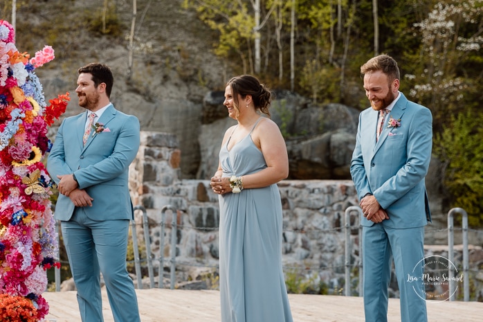 Outdoor wedding ceremony with floral arch. Colorful wedding ideas. Photographe de mariage au Saguenay. Photographe Saguenay-Lac-Saint-Jean. Mariage Pulperie de Chicoutimi. Jardin des Vestiges. Bâtiment 1912. Saguenay wedding photographer.