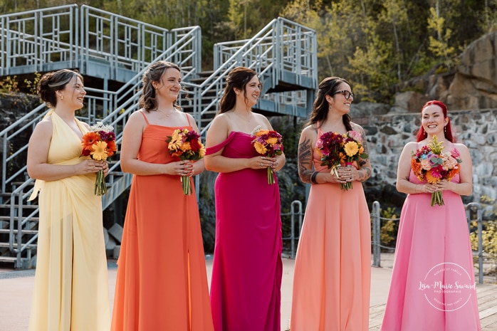 Outdoor wedding ceremony with floral arch. Colorful wedding ideas. Photographe de mariage au Saguenay. Photographe Saguenay-Lac-Saint-Jean. Mariage Pulperie de Chicoutimi. Jardin des Vestiges. Bâtiment 1912. Saguenay wedding photographer.