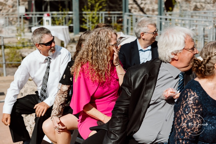 Outdoor wedding ceremony with floral arch. Colorful wedding ideas. Photographe de mariage au Saguenay. Photographe Saguenay-Lac-Saint-Jean. Mariage Pulperie de Chicoutimi. Jardin des Vestiges. Bâtiment 1912. Saguenay wedding photographer.