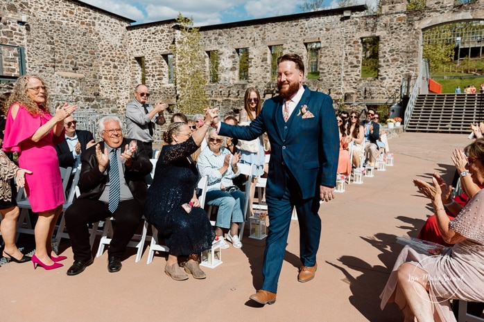 Outdoor wedding ceremony with floral arch. Colorful wedding ideas. Photographe de mariage au Saguenay. Photographe Saguenay-Lac-Saint-Jean. Mariage Pulperie de Chicoutimi. Jardin des Vestiges. Bâtiment 1912. Saguenay wedding photographer.